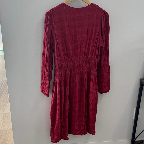 🍷 Deep Red V-Neck Dress with Gathered Detail - Picture 7 of 8